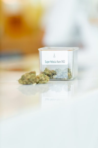 玻璃容器中的绿色kush